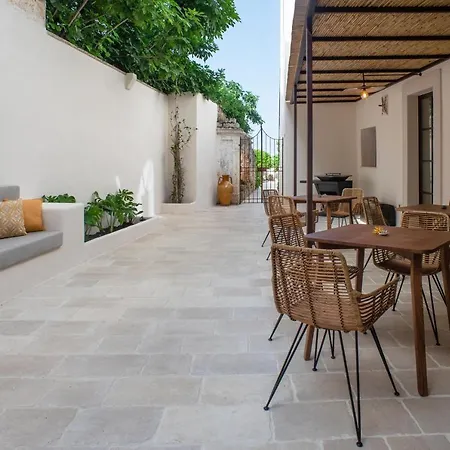 Palazzo Frangipane Bed & Breakfast Salve